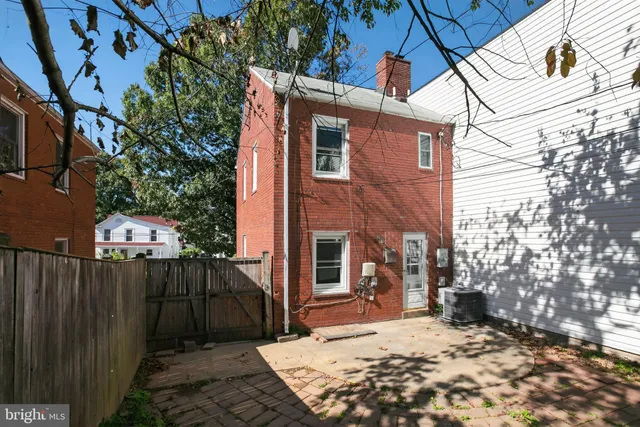 $2,900 | 303 South Wayne Street, Arlington, VA 22204