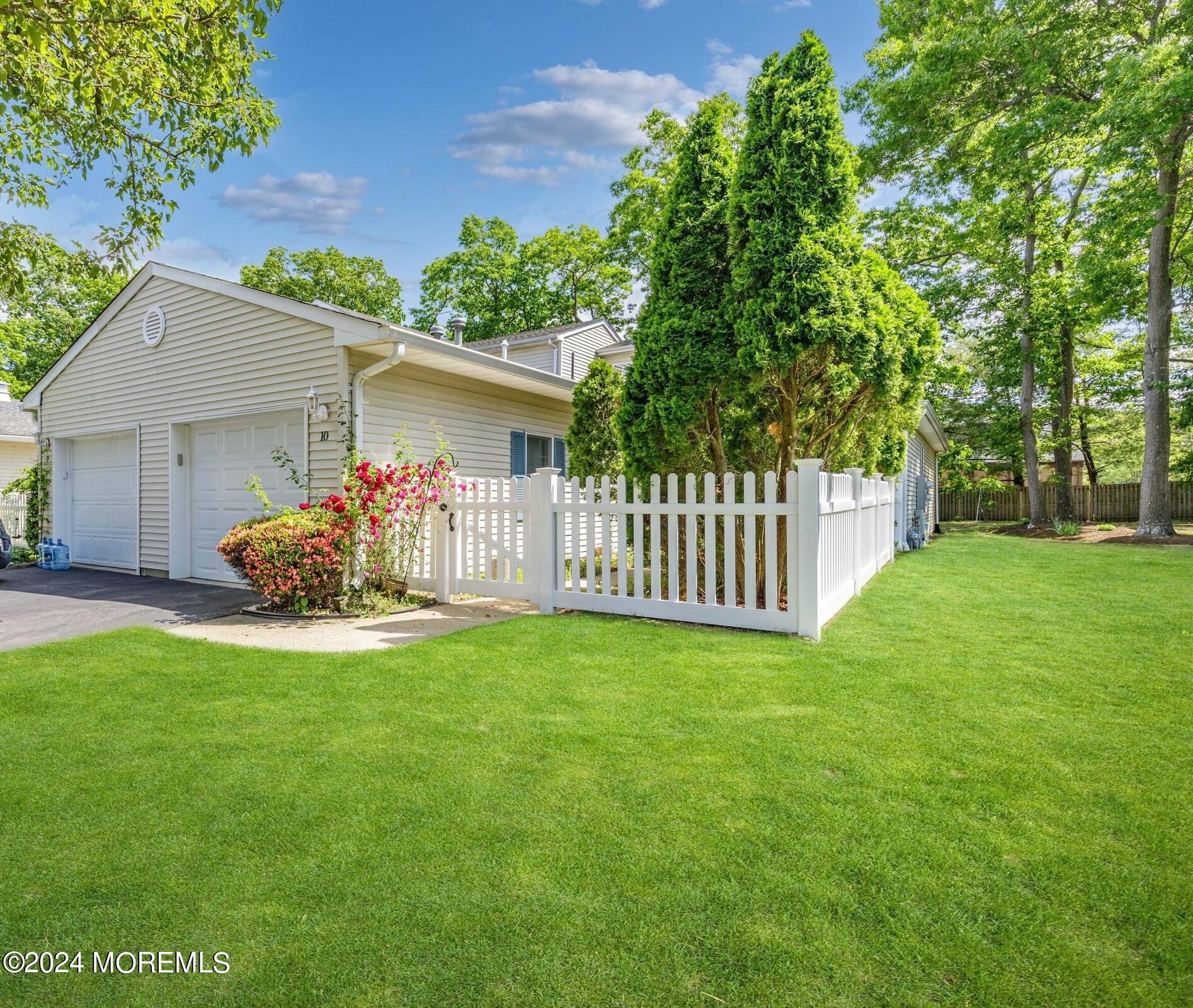 a view of a house with backyard and a tree