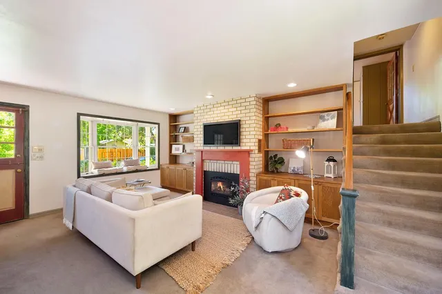 a view of an entryway and livingroom with furniture