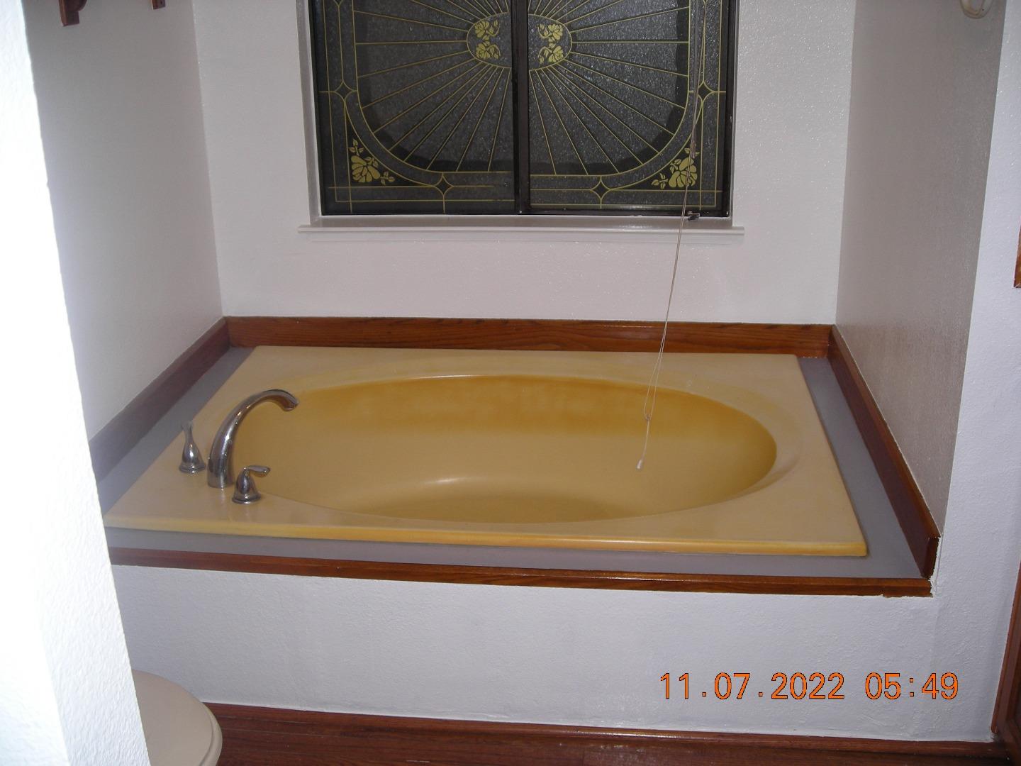 77 Crespi, Unit 77 Watsonville, CA 95076 - Photo 9 of 19 a bathroom with a bathtub