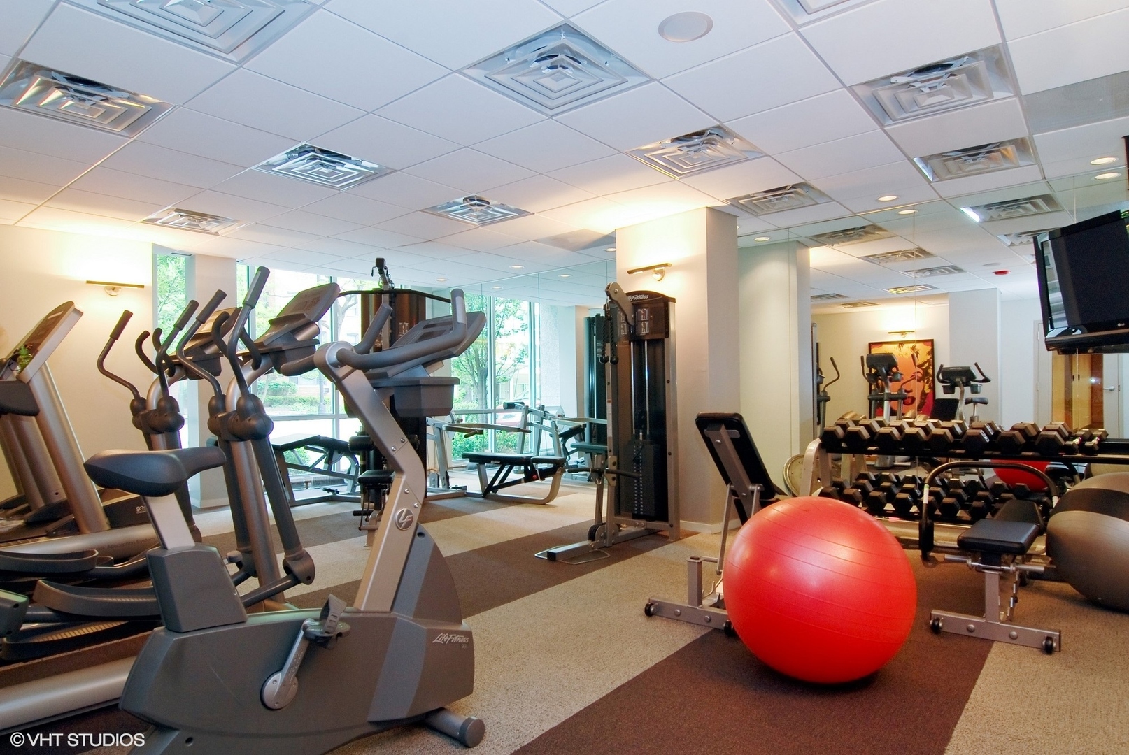 2930 North Sheridan Road, Unit 1611 Chicago, IL 60657 - Photo 16 of 18 a room with gym equipment
