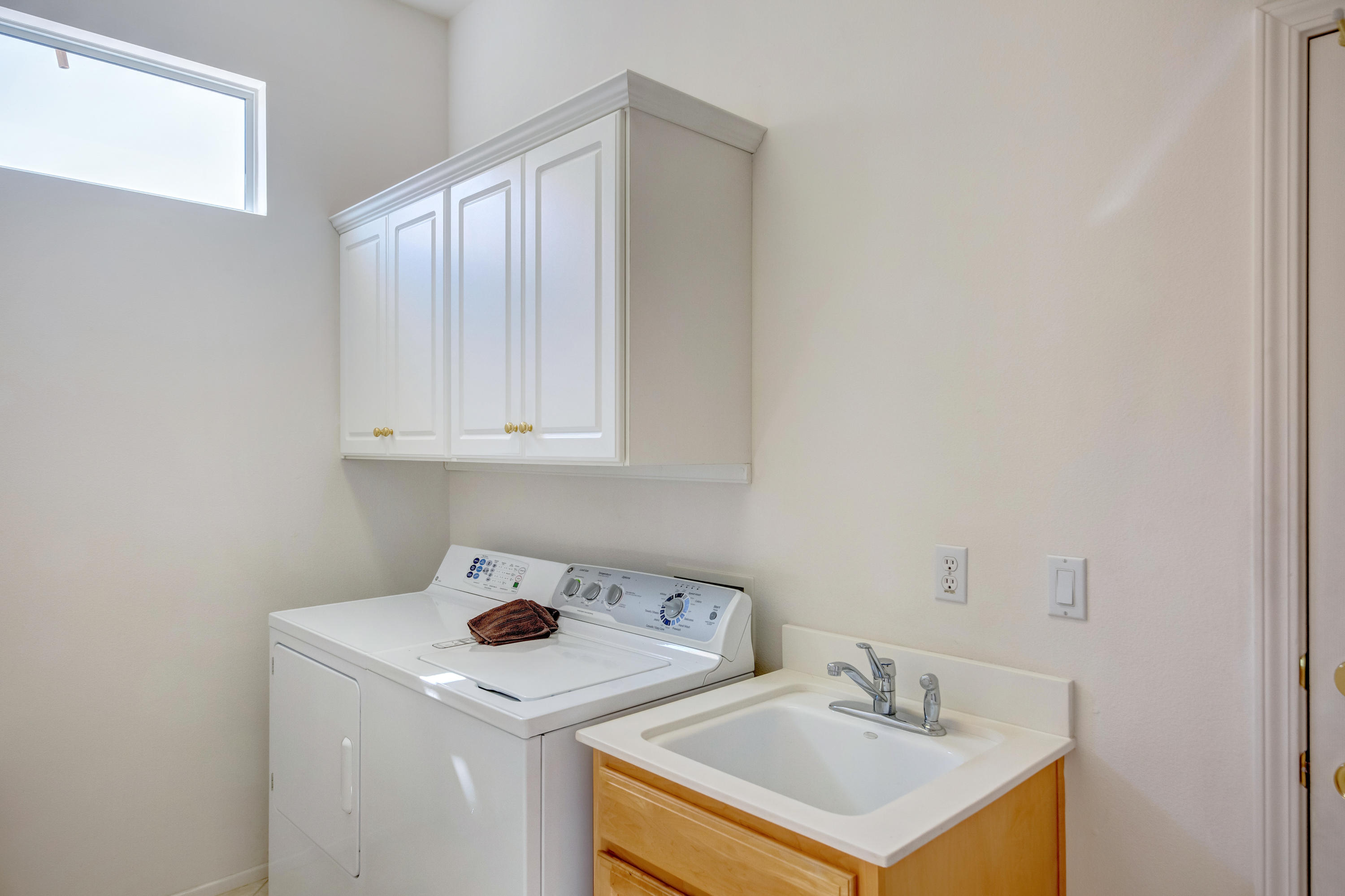 35076 Moorbrook Road Palm Desert, CA 92211 - Photo 36 of 45 a bathroom with a sink and a vanity