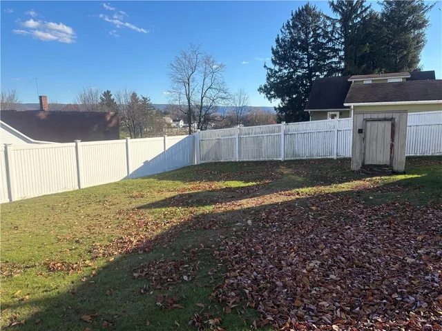 a view of a backyard