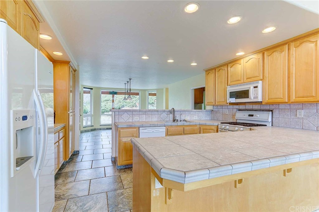 24120 Jacaranda Drive Tehachapi, CA 93561 - Photo 7 of 36