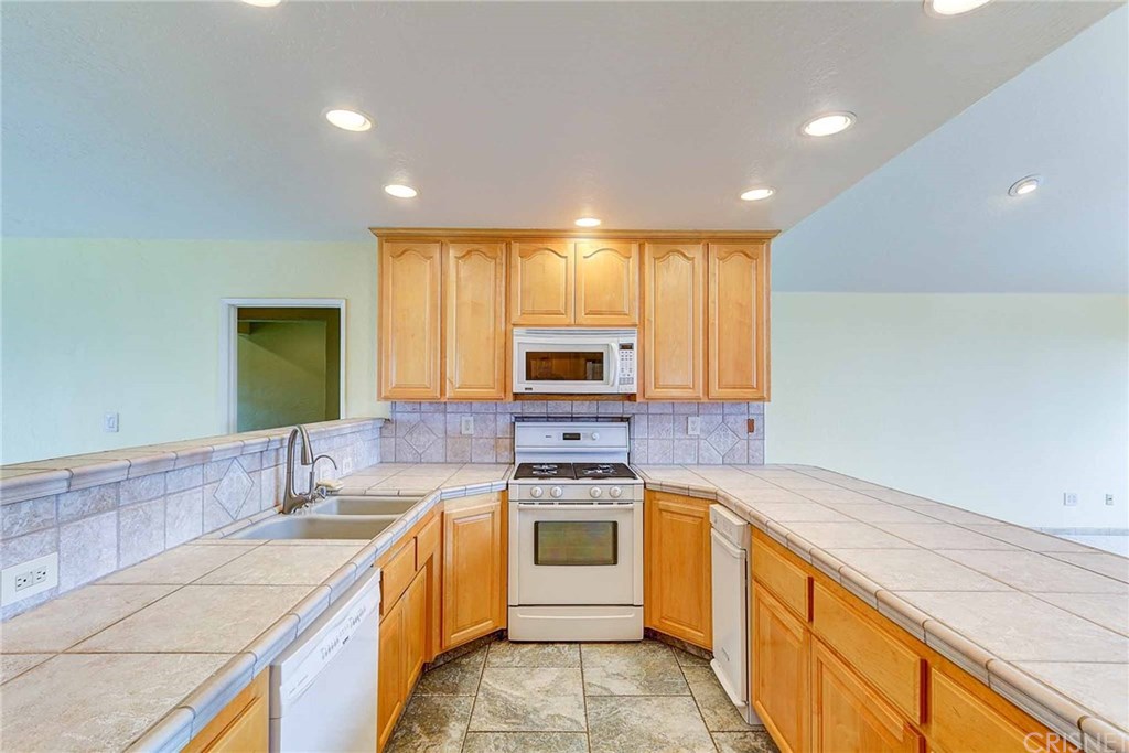 24120 Jacaranda Drive Tehachapi, CA 93561 - Photo 9 of 36