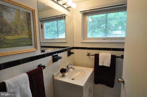 2307 Ross Road Silver Spring, MD 20910 - Photo 11 of 25 Bath