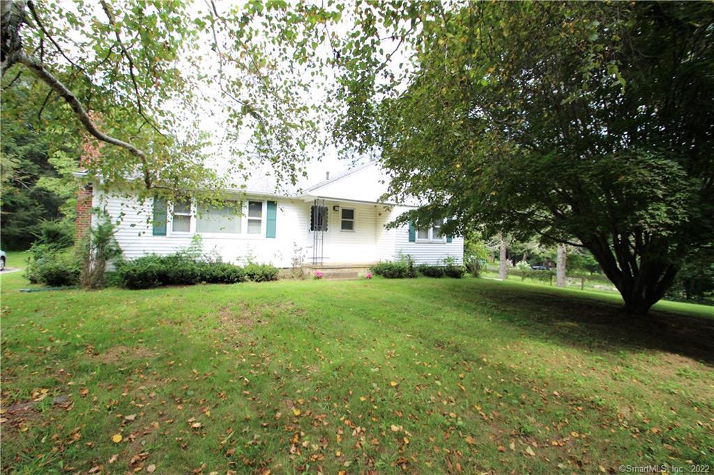 a view of a house with backyard and garden