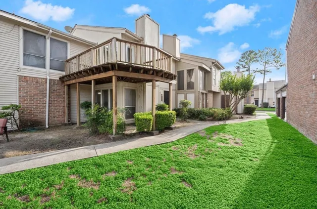 a view of a house with a yard and plants