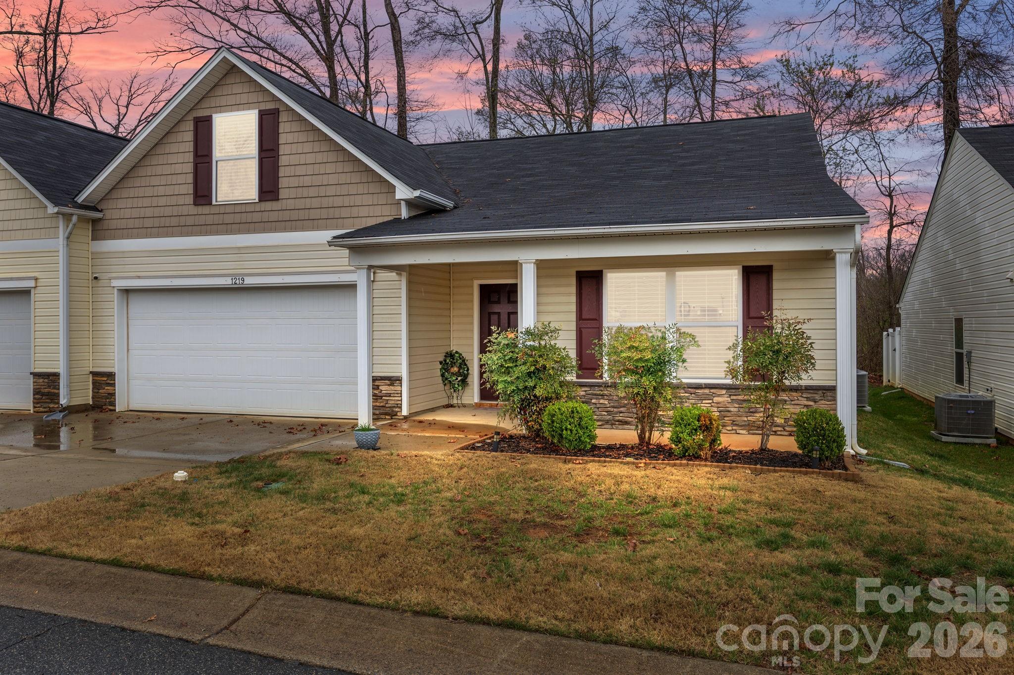 a view of a house with backyard