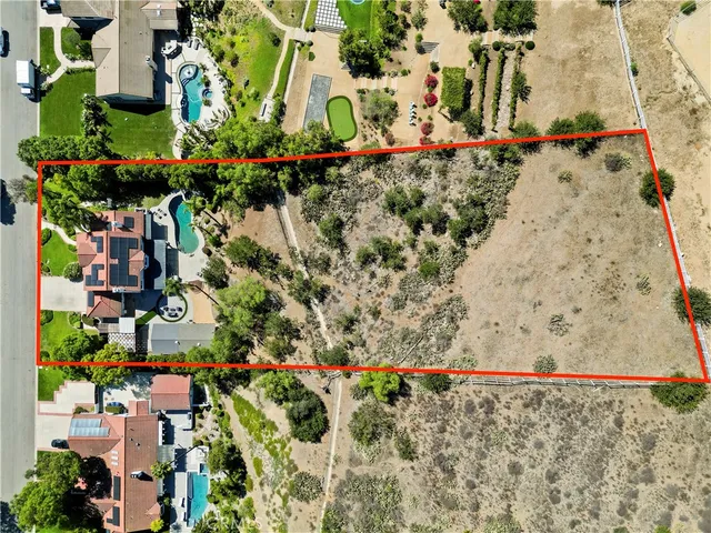 a picture of a book shelf