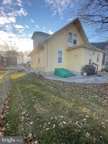 a view of a house with backyard and swimming pool