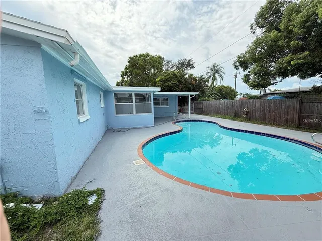 a view of a backyard