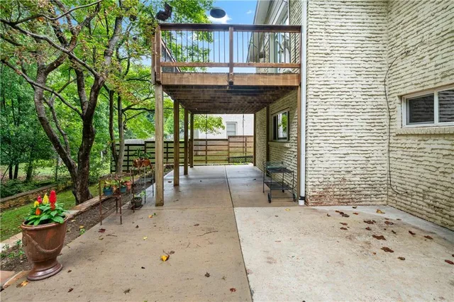 a view of a yard with plants