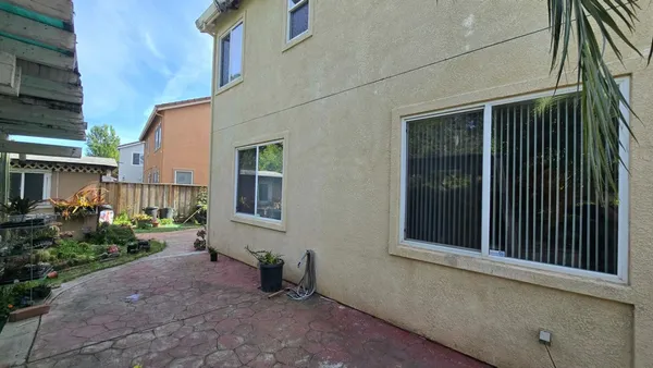 a view of a house with backyard and garden
