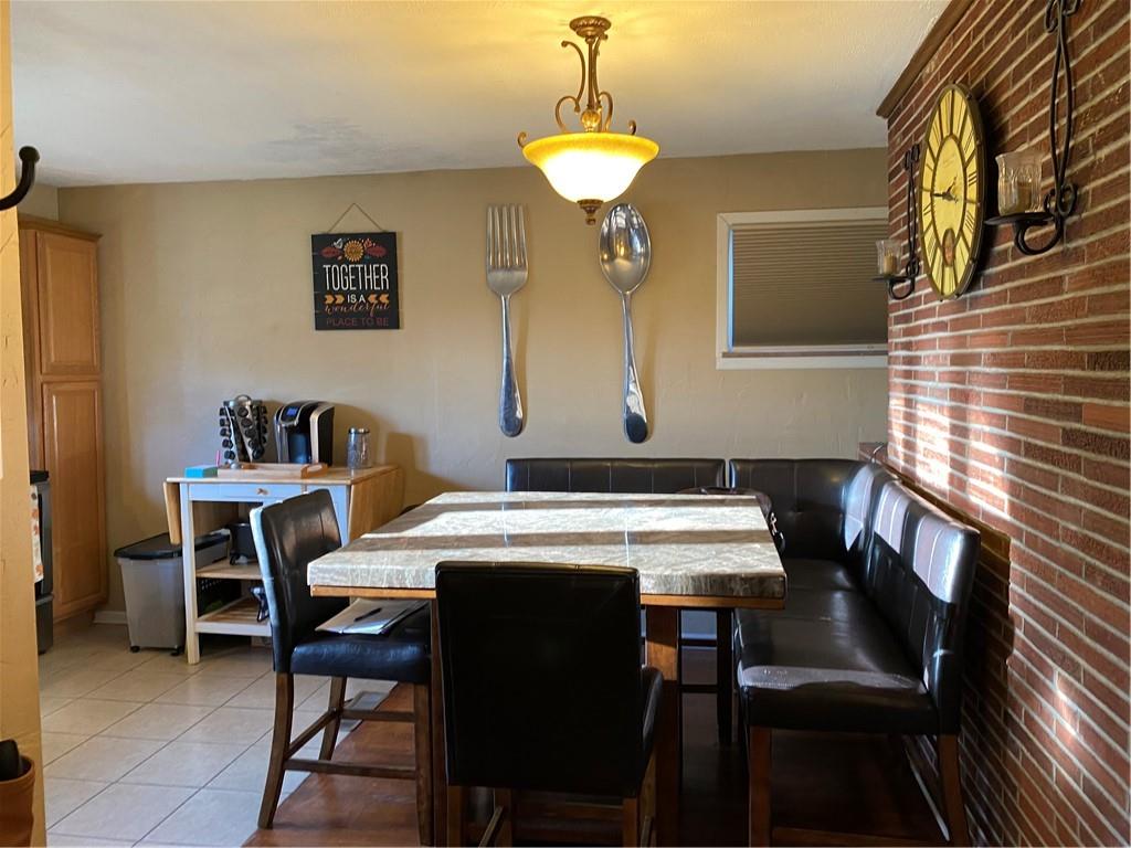 717 Morgantown Road Uniontown, PA 15401 - Photo 5 of 18 a room that has a table and chairs in it