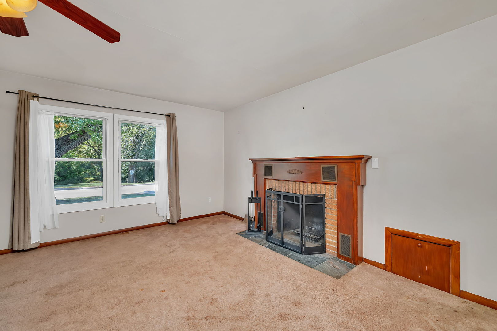 536 Fort Street Ottawa, IL 61350 - Photo 6 of 30 an empty room with furniture and a fireplace