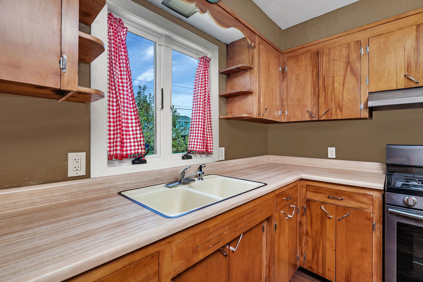536 Fort Street Ottawa, IL 61350 - Photo 10 of 30 a bathroom with a sink and a mirror
