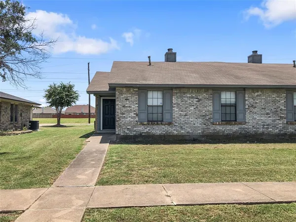 $1,600 | 1112 Valley View Drive, Glenn Heights, TX 75154