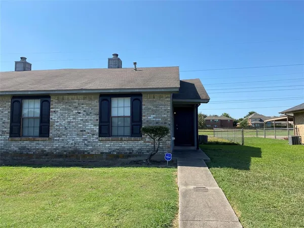 $1,600 | 1112 Valley View Drive, Glenn Heights, TX 75154