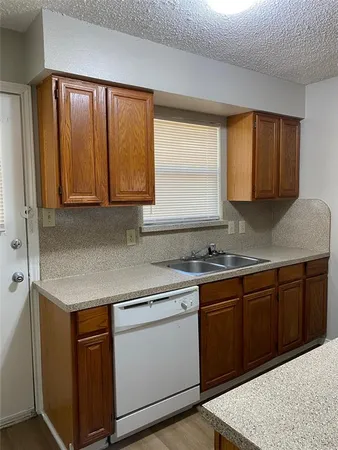 $1,600 | 1112 Valley View Drive, Glenn Heights, TX 75154