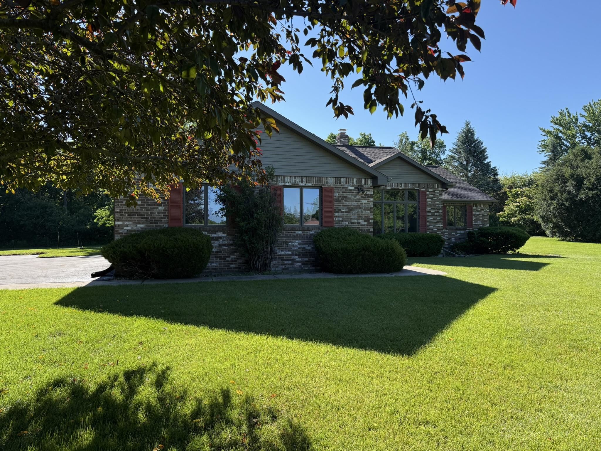 1864 Imperial Road Oshkosh, WI 54904 - Photo 2 of 25