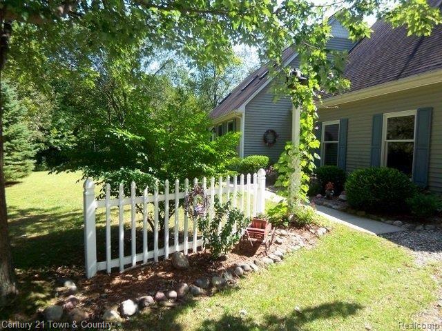 7626 Golf Club Road Howell, MI 48843 - Photo 17 of 25 Front Walk