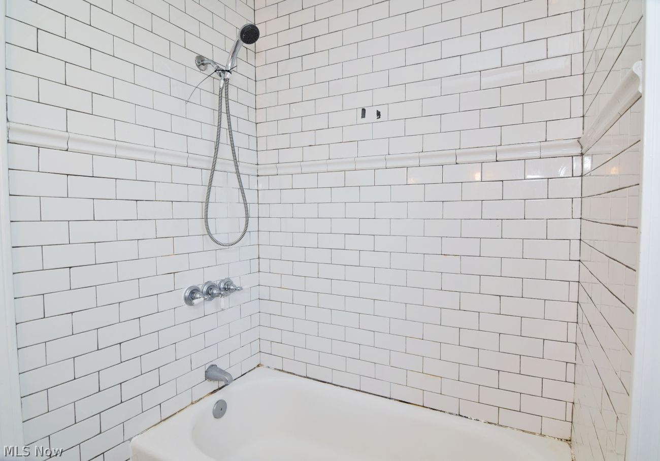 1532 Sheridan Road Cleveland, OH 44121 - Photo 19 of 29 Bath