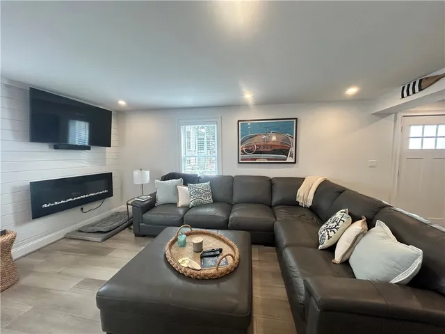 $3,300 | 23 Anthony Street, Unit 2, Newport, RI 02840