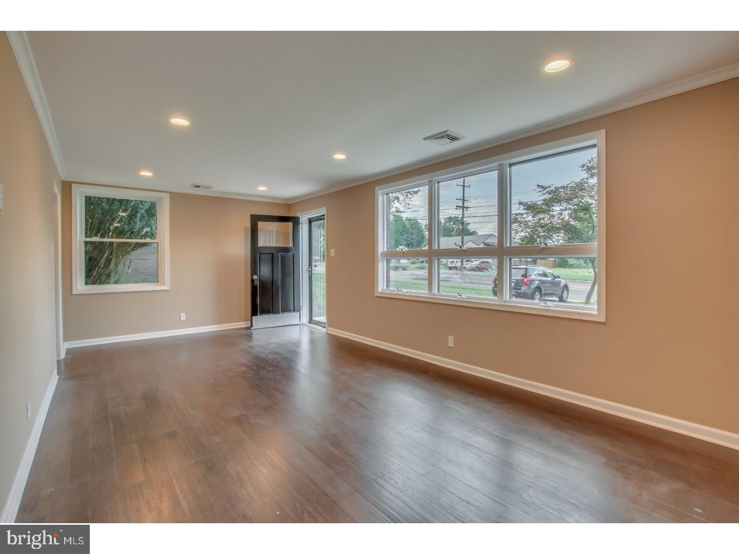 701 West County Line Road Hatboro, PA 19040 - Photo 7 of 25 Living Room