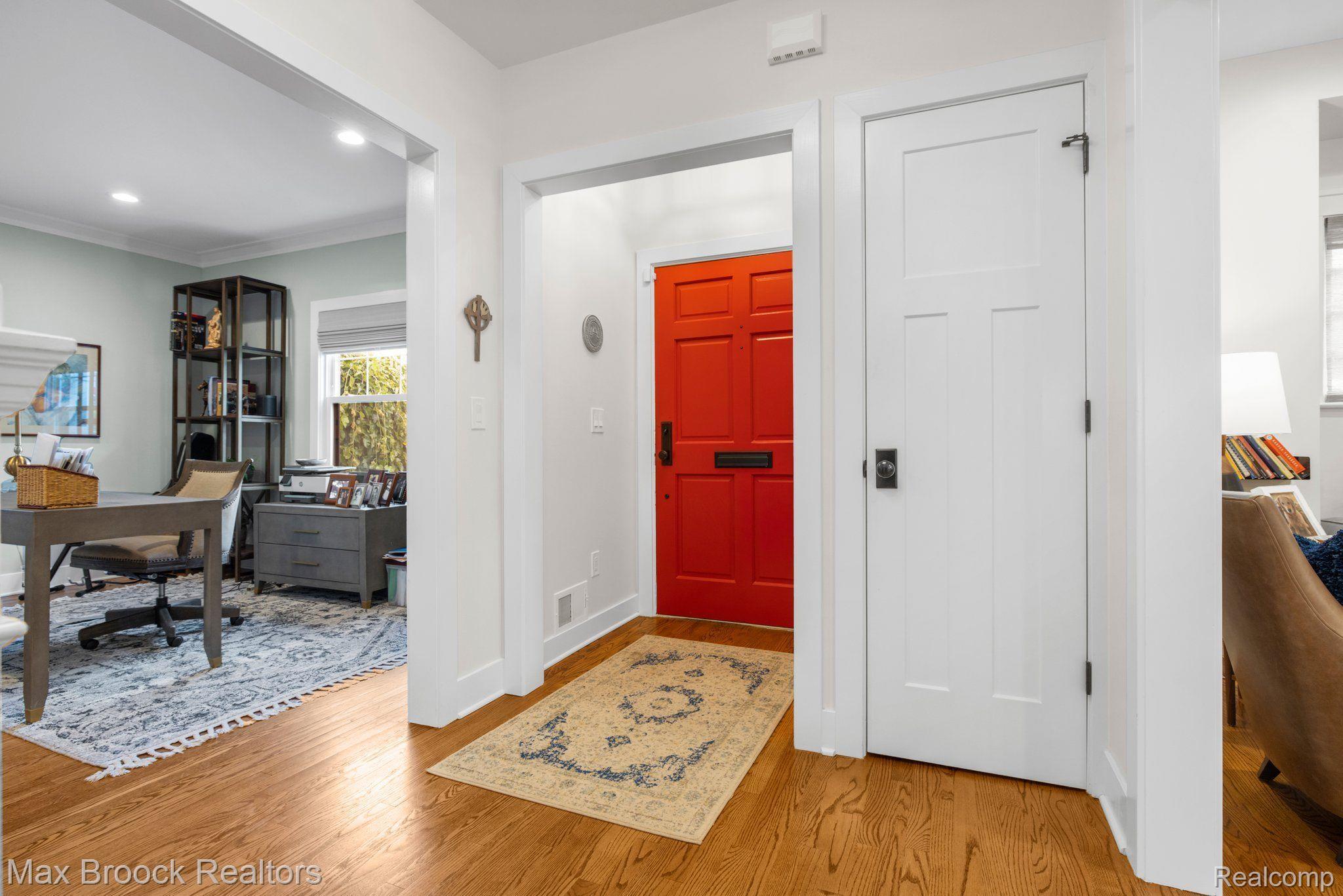 19 Norwich Road Pleasant Ridge, MI 48069 - Photo 4 of 54 Main Hallway and Foyer Entrance