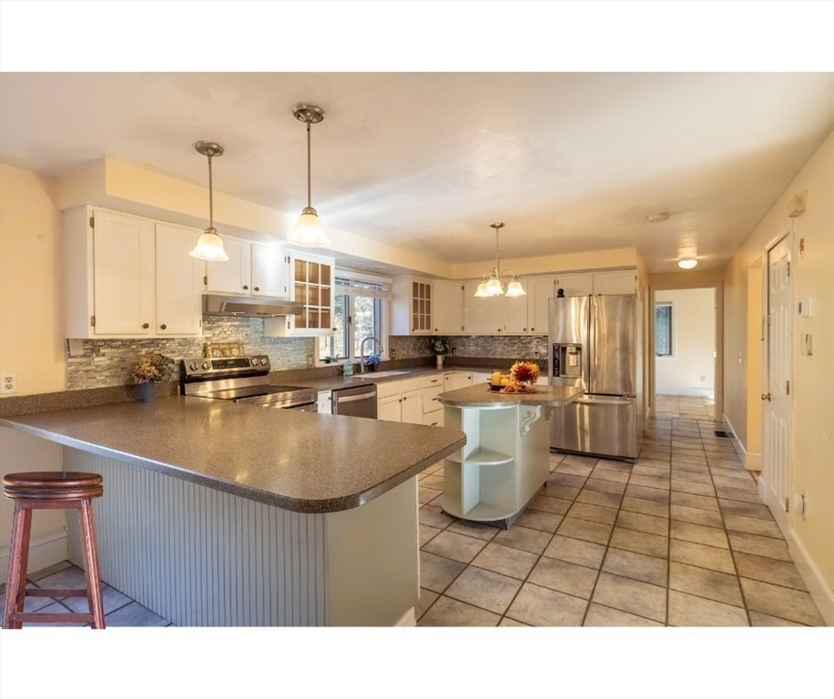 7 Howland Road Berkley, MA 02779 - Photo 4 of 23 Gallery Image 4