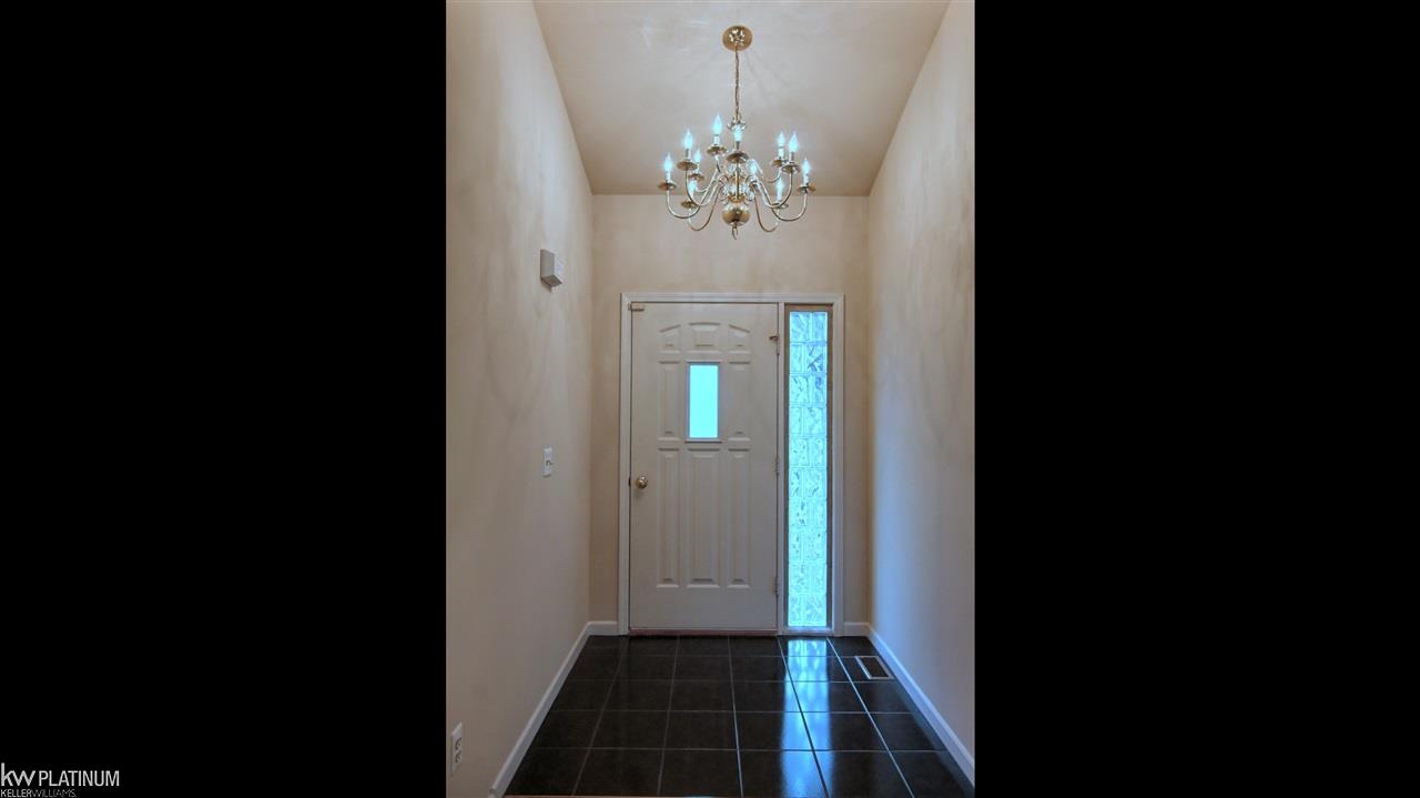 30121 Raintree Circle New Baltimore, MI 48047 - Photo 2 of 16 31316075-1.JPG