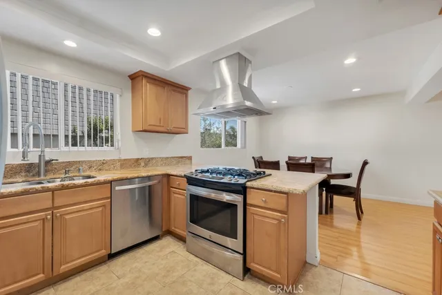 $3,500 | 18550 Hatteras Street, Unit 76, Tarzana, CA 91356