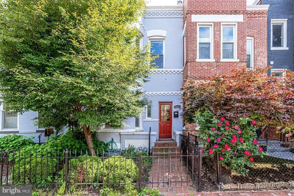 a flower garden is sitting in front of a house