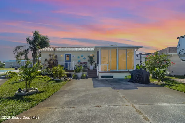 a view of a house with backyard and garden