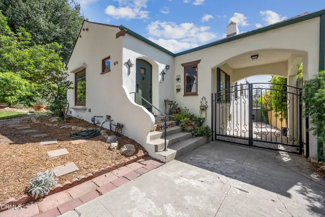 a view of a house with backyard
