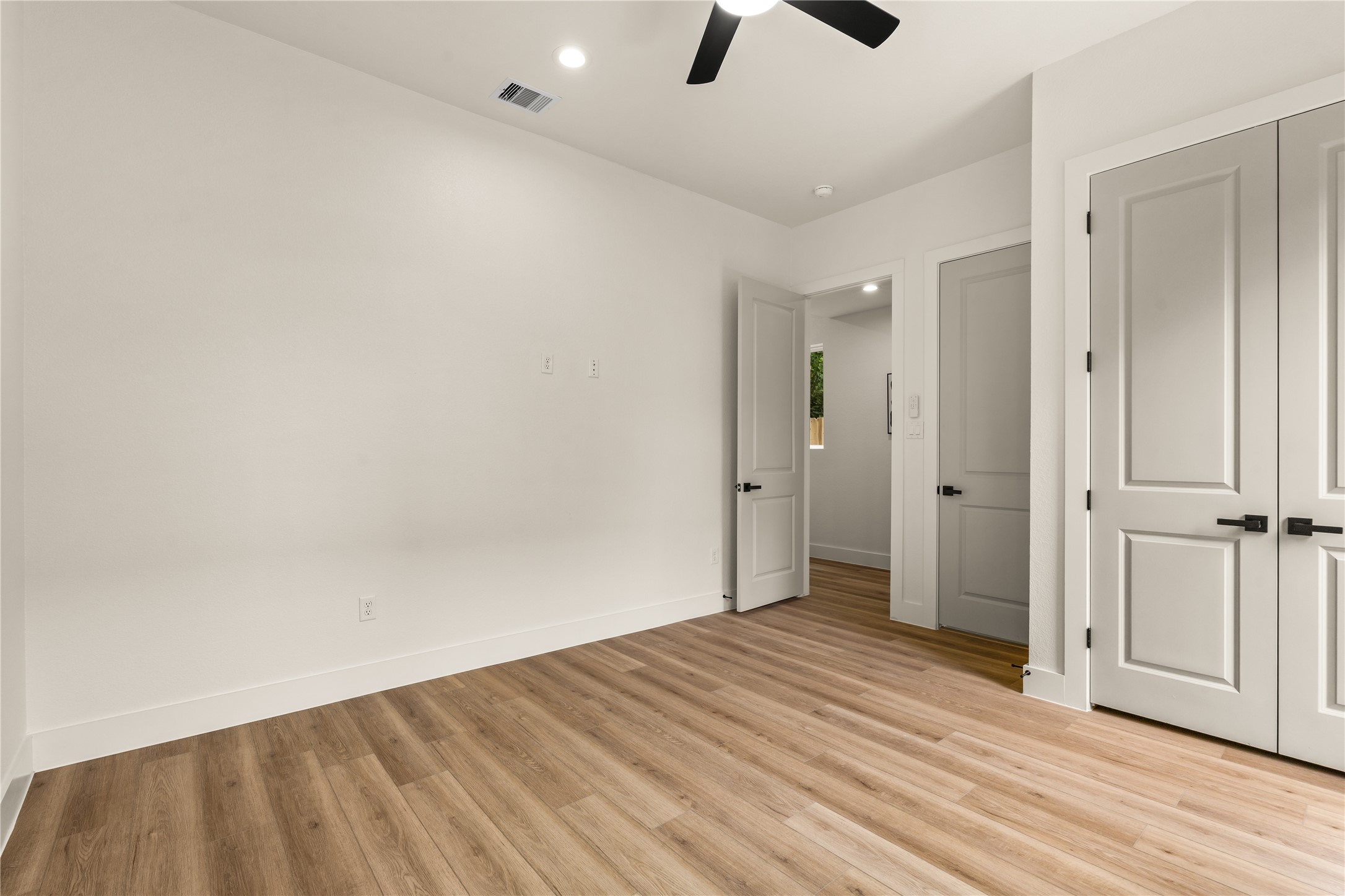 3539 Mainer Street, Unit B Houston, TX 77021 - Photo 9 of 29 Main-level bedroom with ceiling fan, closet, and its own full bath steps away