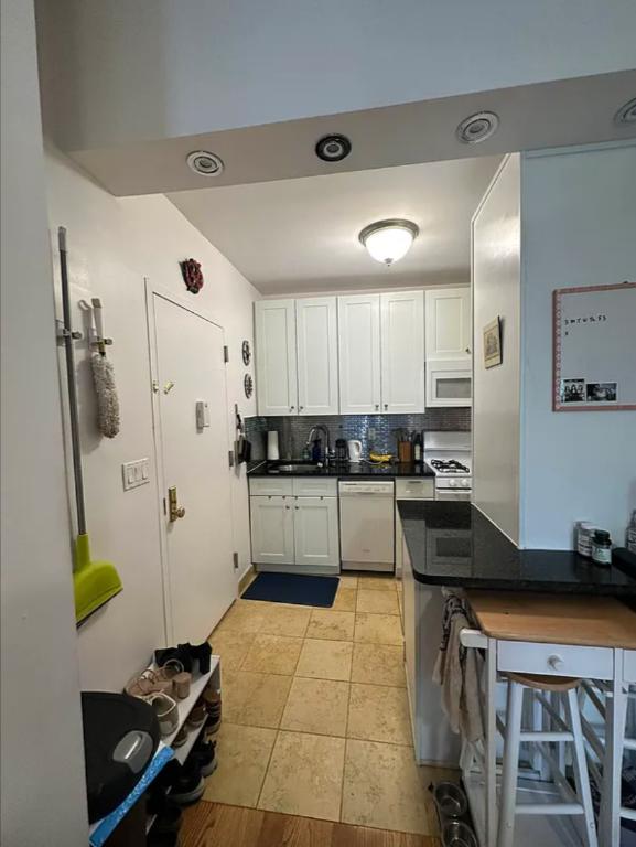 147 East 61st Street, Unit 4B Manhattan, NY 10065 - Photo 3 of 8 Photo 3