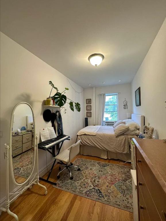 147 East 61st Street, Unit 4B Manhattan, NY 10065 - Photo 6 of 8 Photo 6