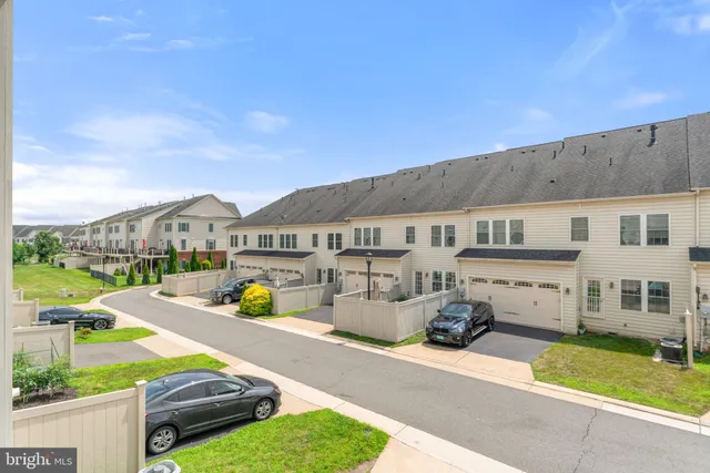 $3,642 | 42524 Rowderbury Square, Chantilly, VA 20152