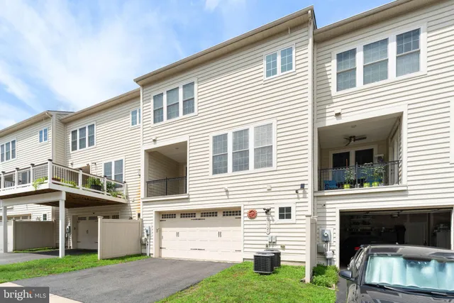 $3,642 | 42524 Rowderbury Square, Chantilly, VA 20152