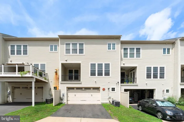 $3,642 | 42524 Rowderbury Square, Chantilly, VA 20152
