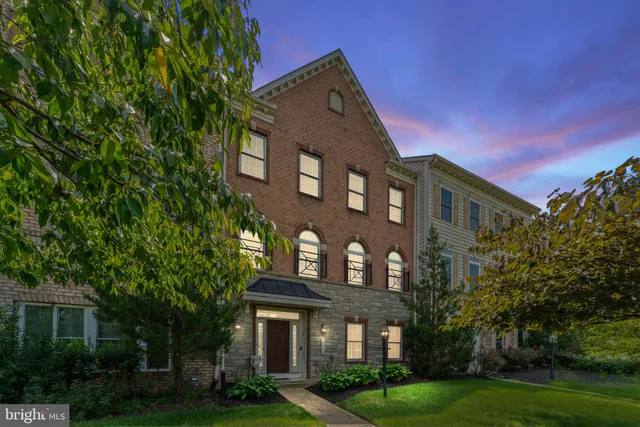 $3,642 | 42524 Rowderbury Square, Chantilly, VA 20152