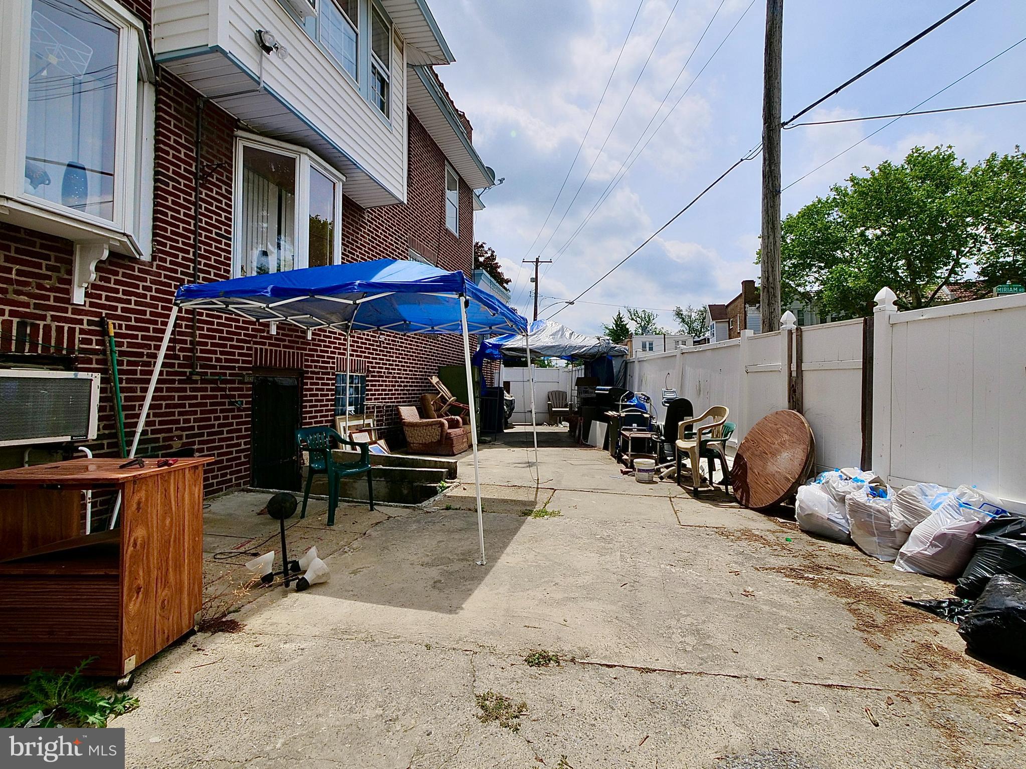 5600 Miriam Road Philadelphia, PA 19124 - Photo 5 of 19 Side yard