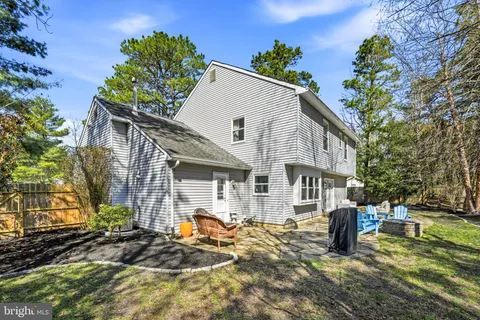 a view of a yard with a house