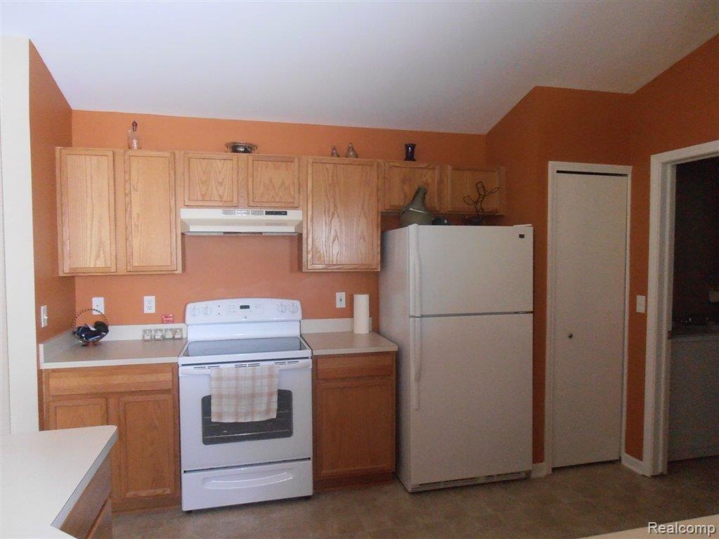 4146 Hampton Ridge Boulevard, Unit 6 Howell, MI 48843 - Photo 8 of 17 APPLIANCES INCLUDED