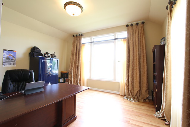 792 Ridgeview Lane Sugar Grove, IL 60554 - Photo 18 of 29 a living room with furniture and a window