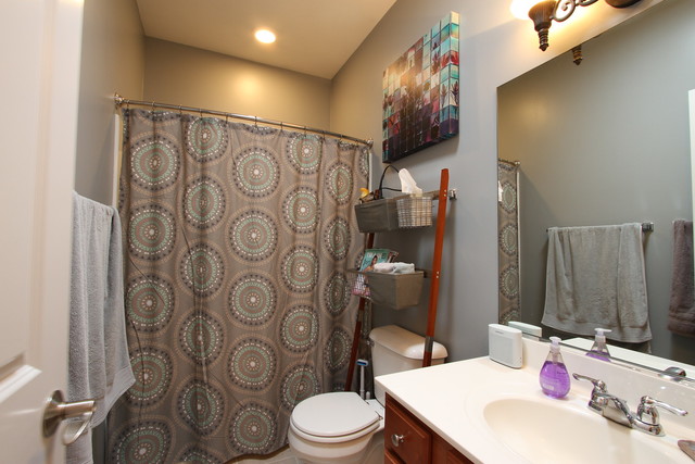 792 Ridgeview Lane Sugar Grove, IL 60554 - Photo 25 of 29 a bathroom with a toilet sink shower and mirror