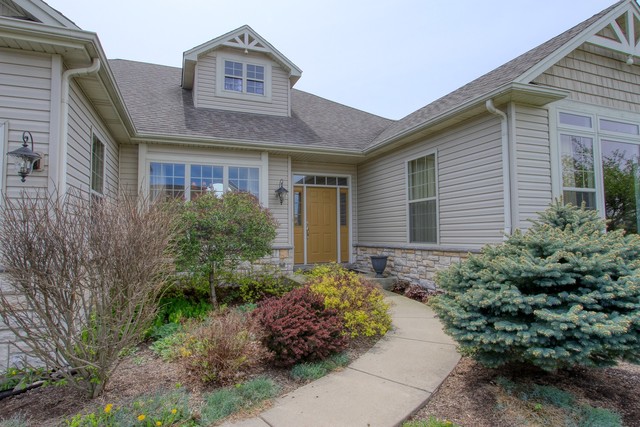 792 Ridgeview Lane Sugar Grove, IL 60554 - Photo 4 of 29 a front view of house with yard and green space