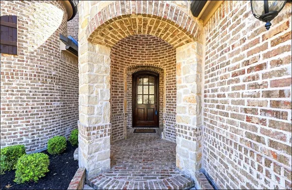 a view of entryway with a front door
